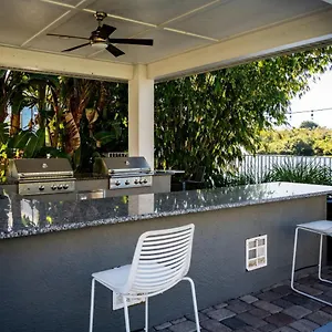 Designed 2br With Balcony Pool And Gym Bradenton